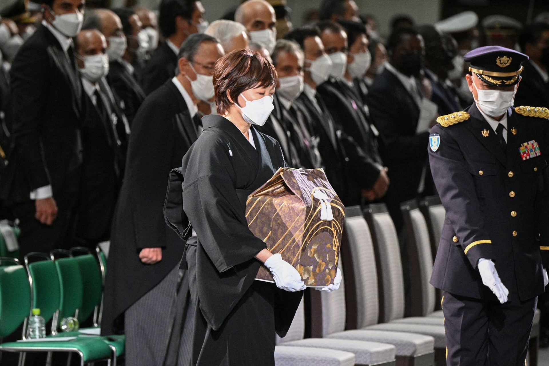 akie abe, vợ của cựu thủ tướng shinzo abe, mang theo một chiếc quách điện ảnh khi đến nhà tang lễ của chồng mình tại nippon budokan ở tokyo, nhật bản, v