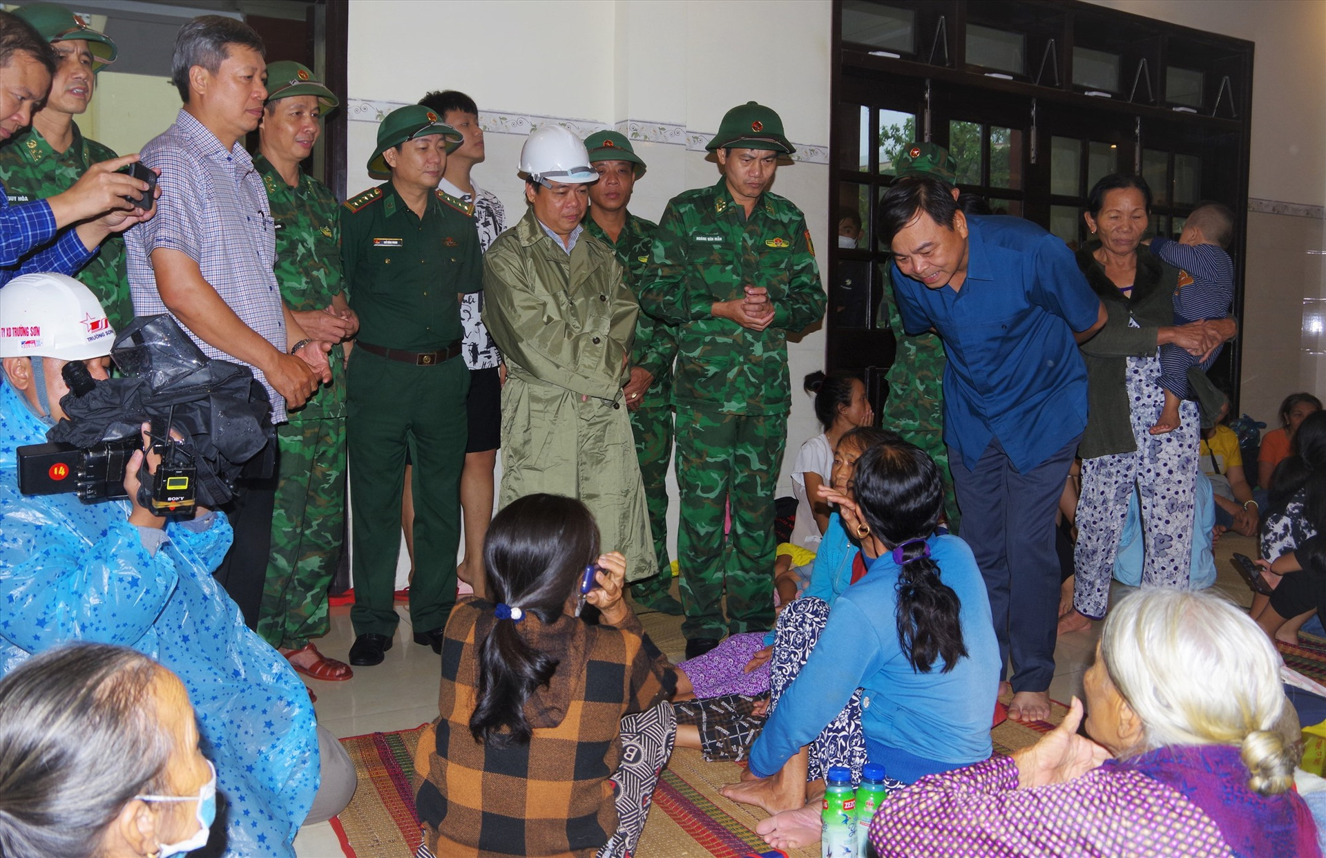 Thứ trưởng Bộ Nông nghiệp & PTNT Nguyễn Hoàng Hiệp (Áo xanh bên phải) cùng đoàn công tác thăm hỏi, động viên bà con tránh trú bão. Ảnh: HUỲNH CHÍN