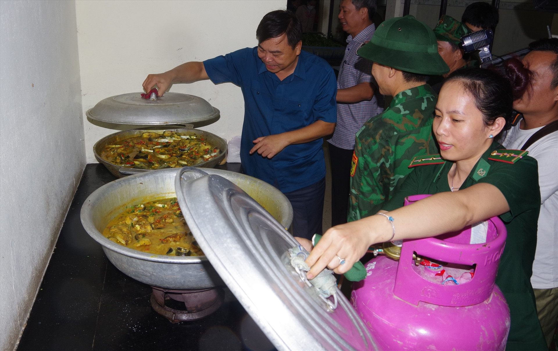 Thứ trưởng Bộ Nông nghiệp & PTNT Nguyễn Hoàng Hiệp kiểm tra công tác đảm bảo hậu cần tại bếp ăn phục vụ cho bà con tránh trú bão. Ảnh: VĂN VINH