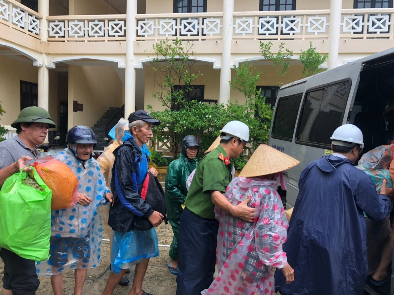 Lực lượng chức năng tiến hành sơ tán người dân ở khu vực có nguy chịu tác động của bão lẫn ngập do nước biển dâng tại phường Cửa Đại. Ảnh: Q.T