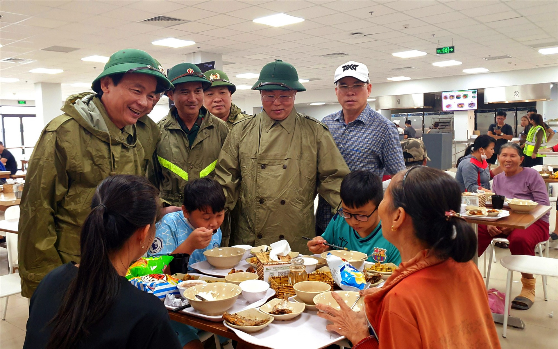 Sáng cùng ngày, Chủ tịch UBND tỉnh Lê Trí Thanh đã đi kiểm tra công tác sơ tán dân, bố trí cho dân tránh trú bão tại các địa phương. Ảnh: T.C