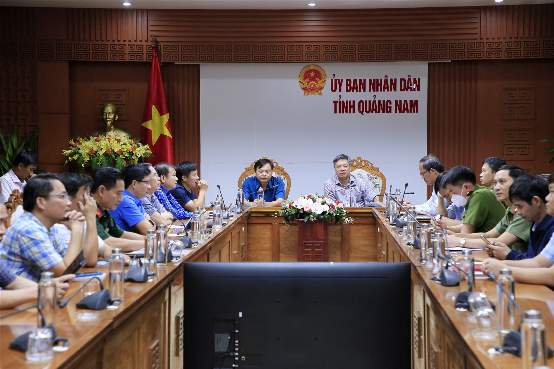 Thứ trưởng Nguyễn Hoàng Hiệp cùng Phó Chủ tịch UBND tỉnh Hồ Quang Bửu chủ trì buổi họp trực tuyến. Ảnh: T.C