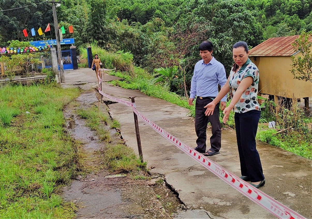 Nhiều tuyến đường ở Đông Giang bị sạt lở đất. Ảnh: V.R
