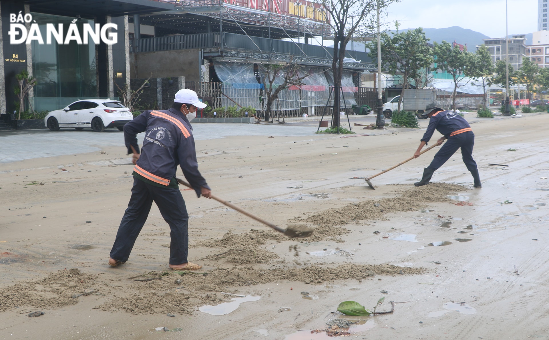 Công nhân Xí nghiệp Quản lý Đường, Công ty CP Cầu đường Đà Nẵng ra quân dọn dẹp