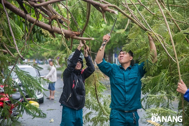 Dân và quân cùng nhau phối hợp khắc phục hậu quả sau bão.