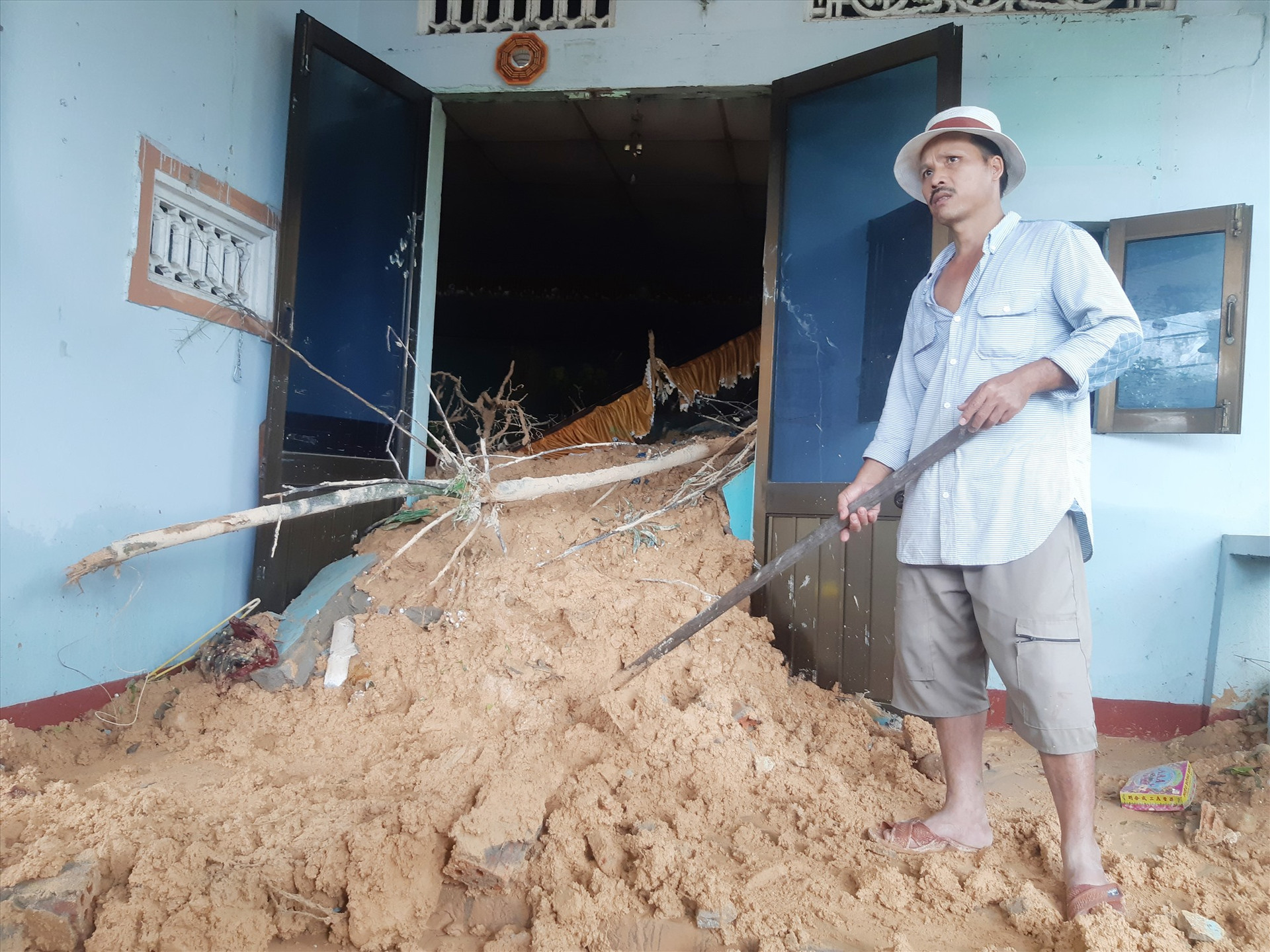 Người dân thôn Tân Hà, xã Đại Lãnh từng đối diện với nạn sạt lở núi vào mùa mưa bão năm 2020. Ảnh: HOÀNG LIÊN