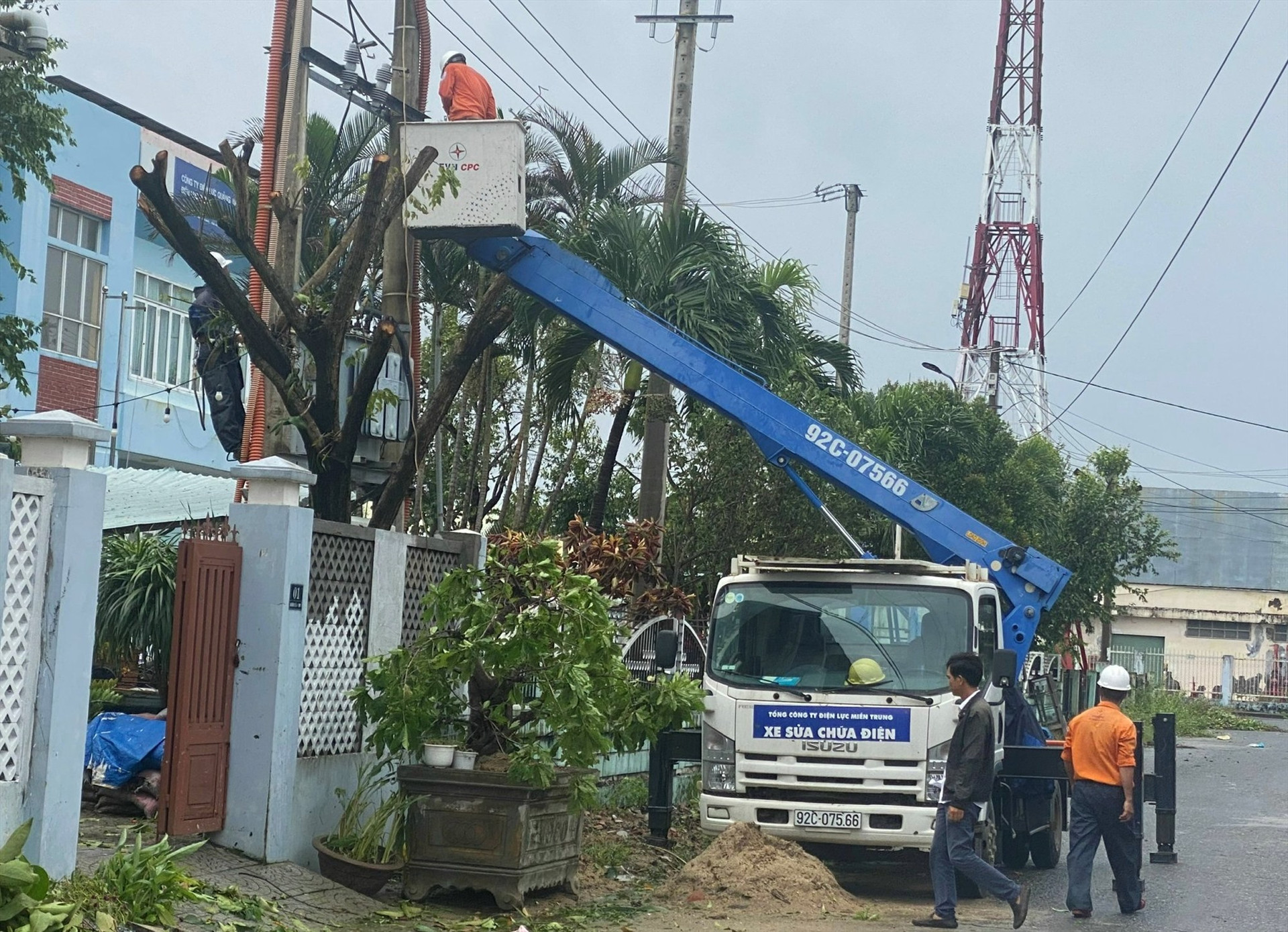 Công nhân đang khắc phục đường dây điện tại Điên Bàn sau cơn bão