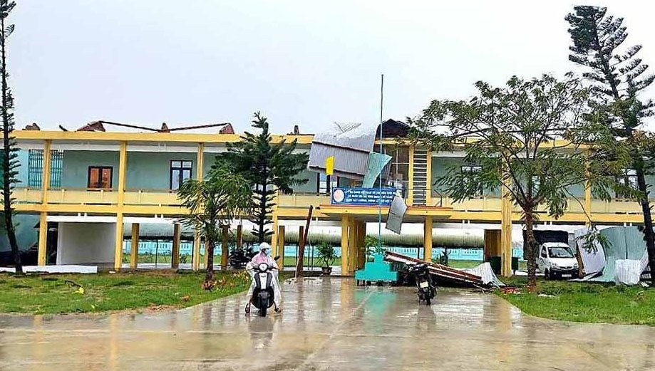 Trường THCS Nguyễn Bỉnh Khiêm (xã Duy Vinh) bị thiệt hại nặng. Ảnh: T.S