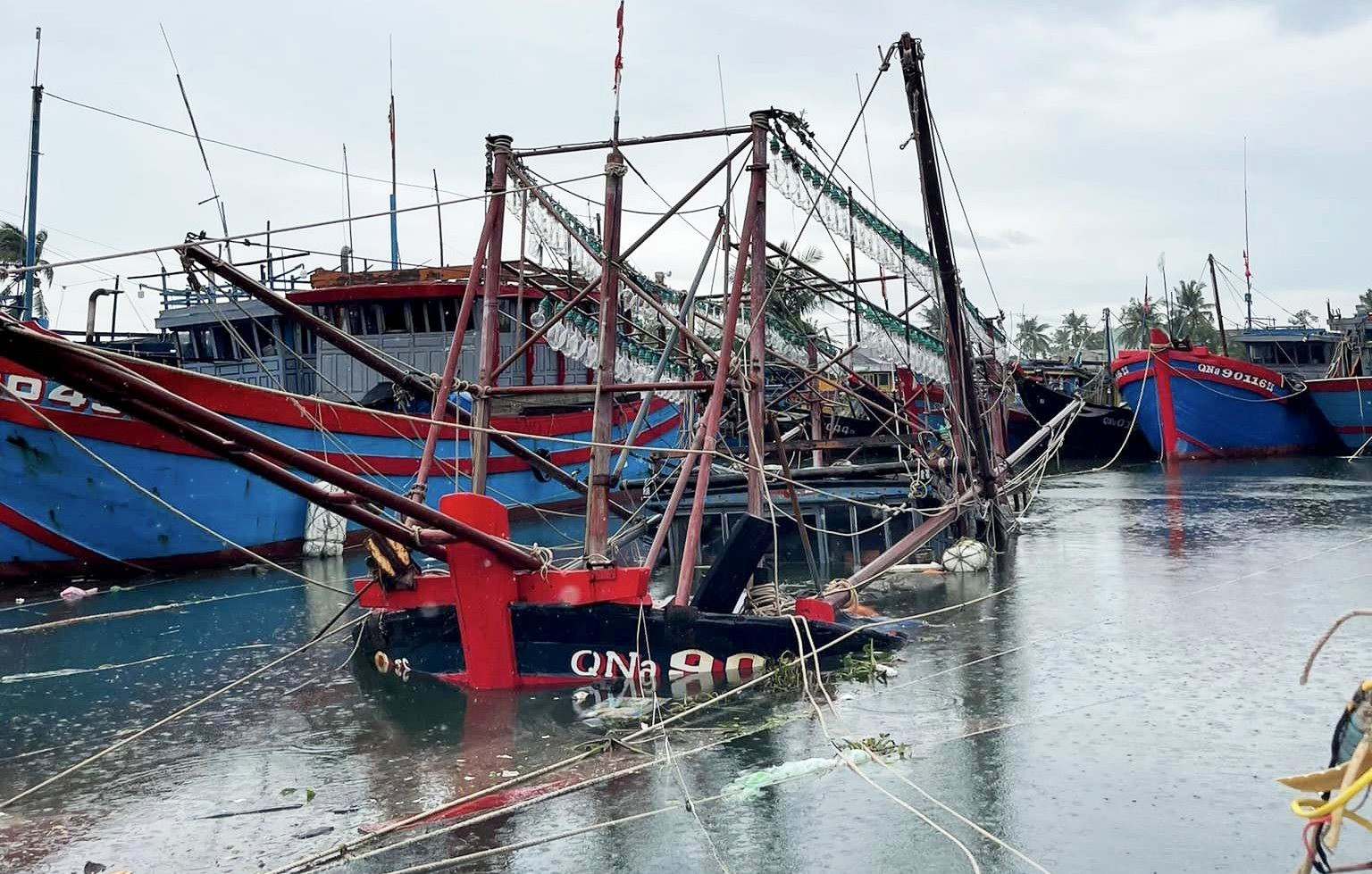 Tàu cá ngư dân Núi Thành bị chìm khi đang neo đậu tránh trú bão số 4