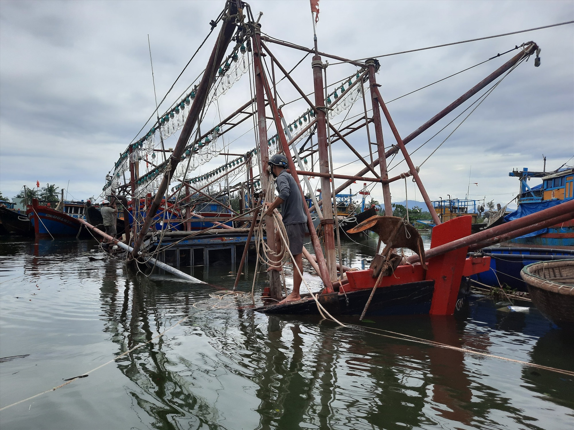 àu câu mực của ngư dân Nguyễn Văn Thịnh (thôn Hà Lộc, Tam Tiến) bị chìm