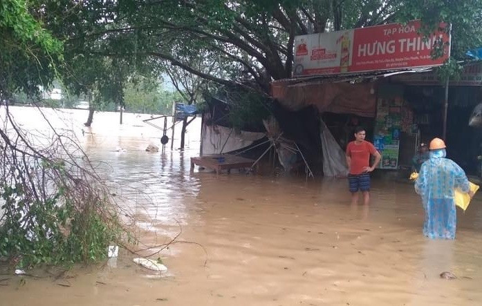 Tiên Phước: nước sông Tiên dâng ngập chợ và một số tuyến đường