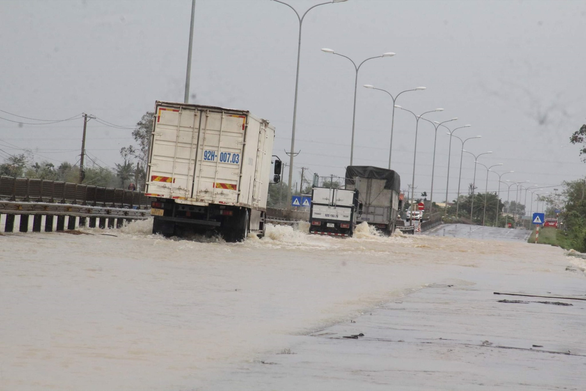 Một số vị trí nước ngập dâng tràn mặt đường, CSGT chỉ cho xe tải lớn đi qua