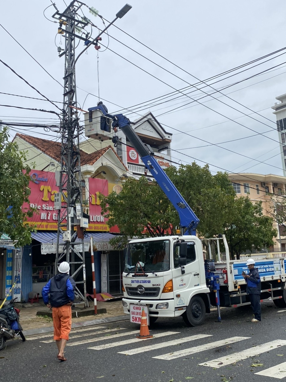 Công ty Điện lực Quảng Nam khắc phục sự cố lưới điện trên đường Trưng Nữ Vương trưa 28.9. Ảnh: H.PHÚC