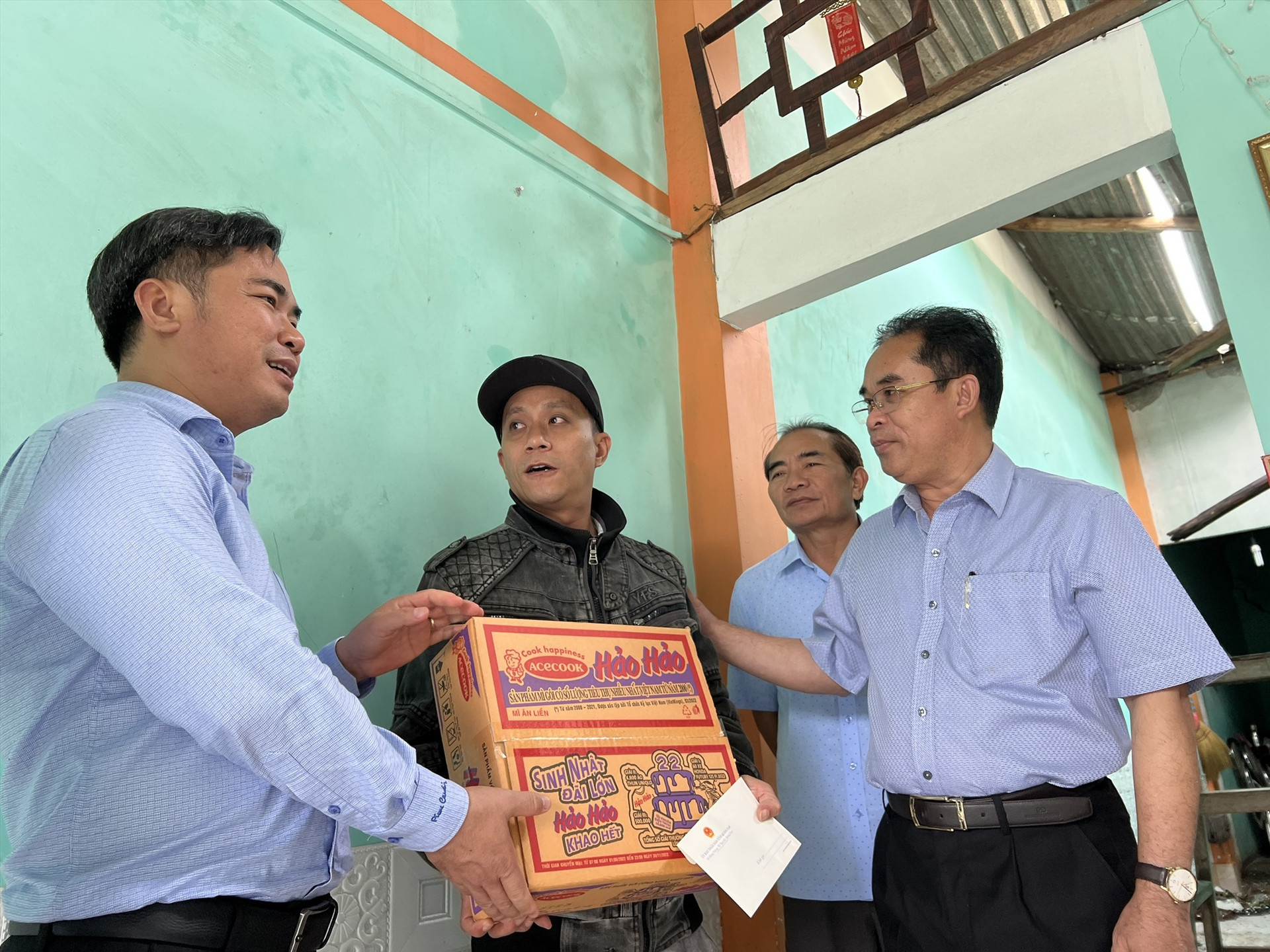 Phó Chủ tịch UBND tỉnh Trần Anh Tuấn tặng quà, động viên gia đình bị tốc mái.