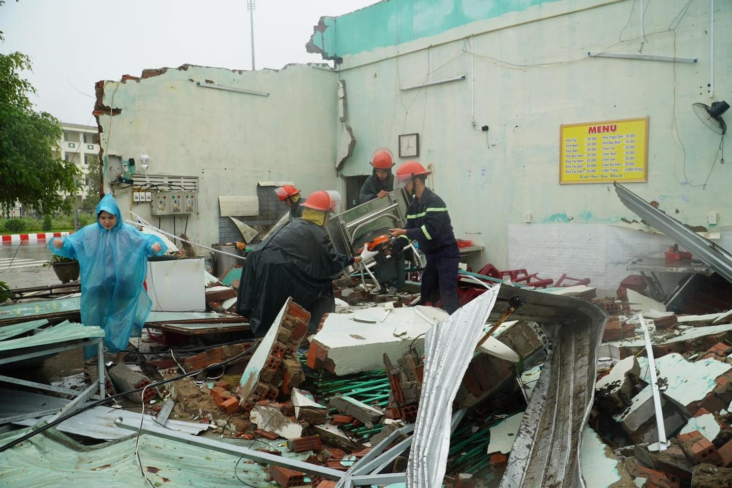Lực lượng công an hỗ trợ nhân dân khắc phục hậu quả bão số 4. Ảnh: CTV