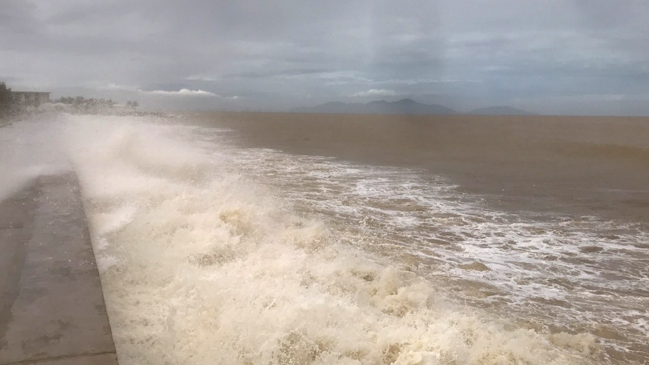 Sóng lớn vẫn uy hiếp bờ biển Cửa Đại.