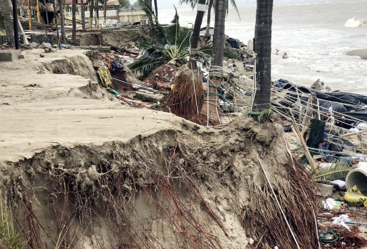 Nhiều chủ nhà hàng vừa đầu tư cả trăm triệu tấn đất bơm cát nhưng một trận bão cuốn cả nhà hàng theo sóng biển.