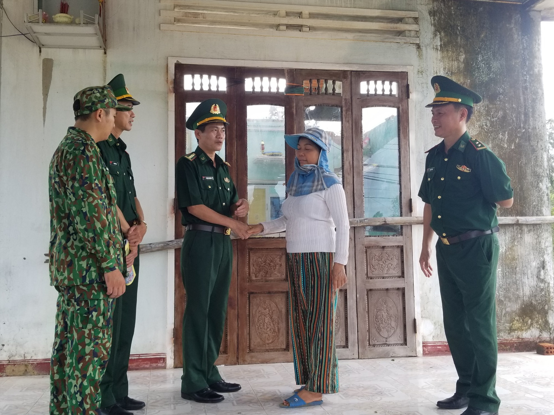 Đại tá Hoàng Văn Mẫn – Chính ủy Bộ đội Biên phòng tỉnh thăm hỏi, chia sẻ, động viên các gia đình bị ảnh hưởng bởi cơn bão số 4 tại xã Bình Minh, huyện Thăng Bình.