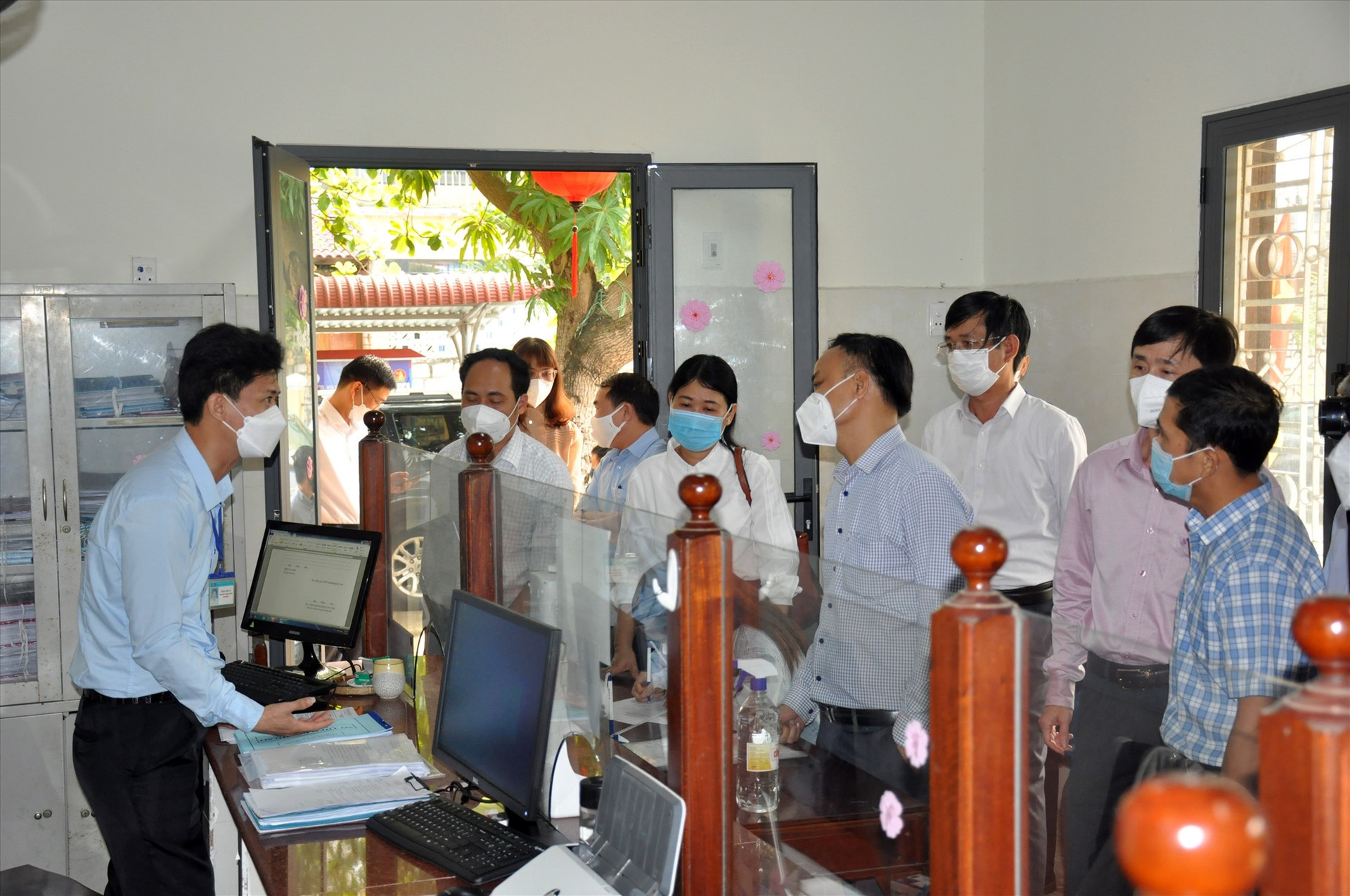 Đoàn công tác của UBND tỉnh kiểm tra việc giải quyết TTHC tại Bộ phận một cửa phường Cẩm Phô, TP.Hội An. Ảnh: N.ĐOAN