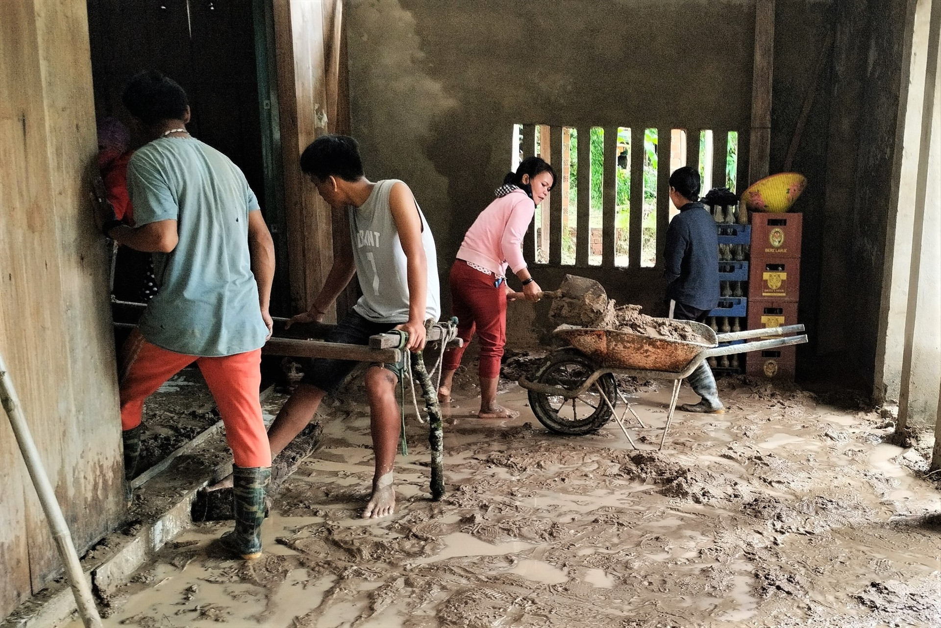 Người dân thôn Ga Lêê (Tà Bhing) giúp nhau khắc phục hậu quả bão lũ. Ảnh: Đ.N