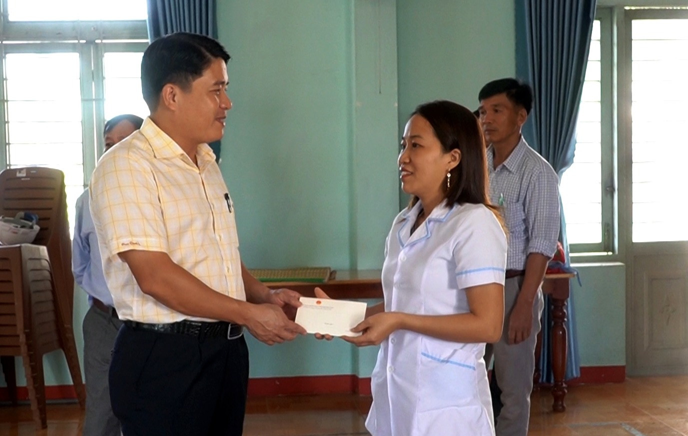 Phó Chủ tịch UBND tỉnh Trần Văn Tân thăm hỏi, hỗ trợ cho cán bộ nhân viên trạm y tế xã Tiên Cẩm