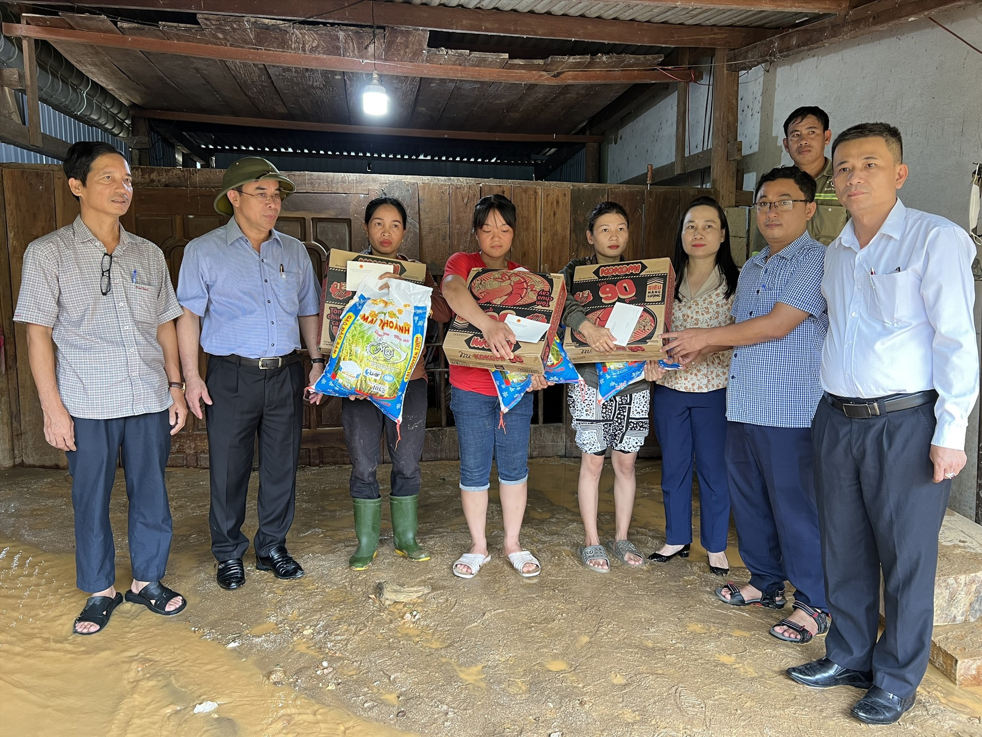 Phó Chủ tịch UBND tỉnh Trần Anh Tuấn tặng quà hỗ trợ người dân Nam Giang.