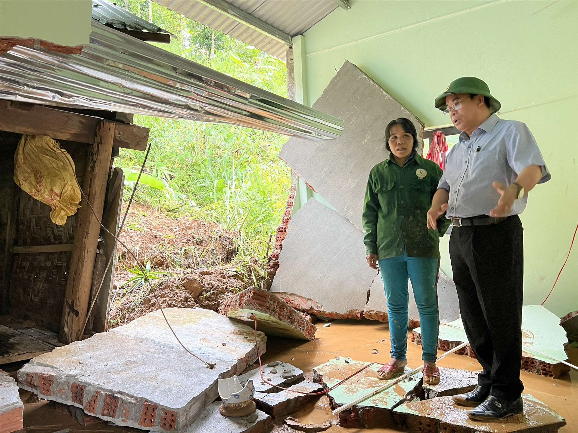 Phó Chủ tịch Trần Anh Tuấn kiểm tra thiệt hại nhà dân sạt lở tại Đông Giang.