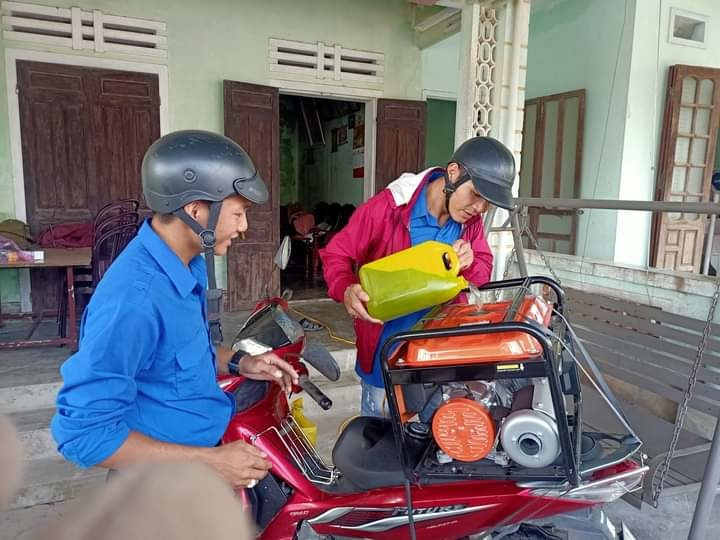 Đội thanh niên xung kích xã Bình Đào chở máy phát điện bơm nước cho người dân