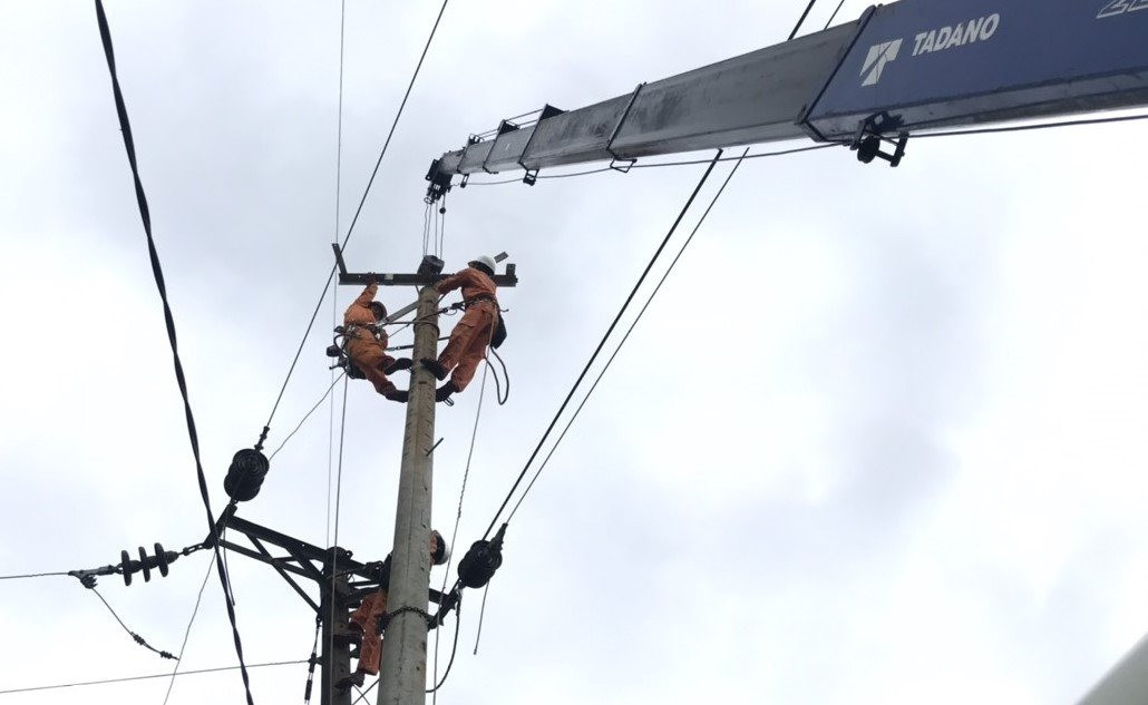 Điện lực Trà My huy động khắc phục nhanh thiệt hại hệ thống điện sau bão Noru, cấp điện trở lại cho toàn bộ khách hàng ở Bắc Trà My trong ngày 29.9.