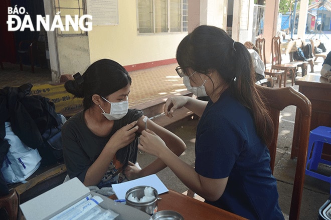 Quá trình tiêm diễn ra nhanh chóng. Ảnh: THU DUYÊN