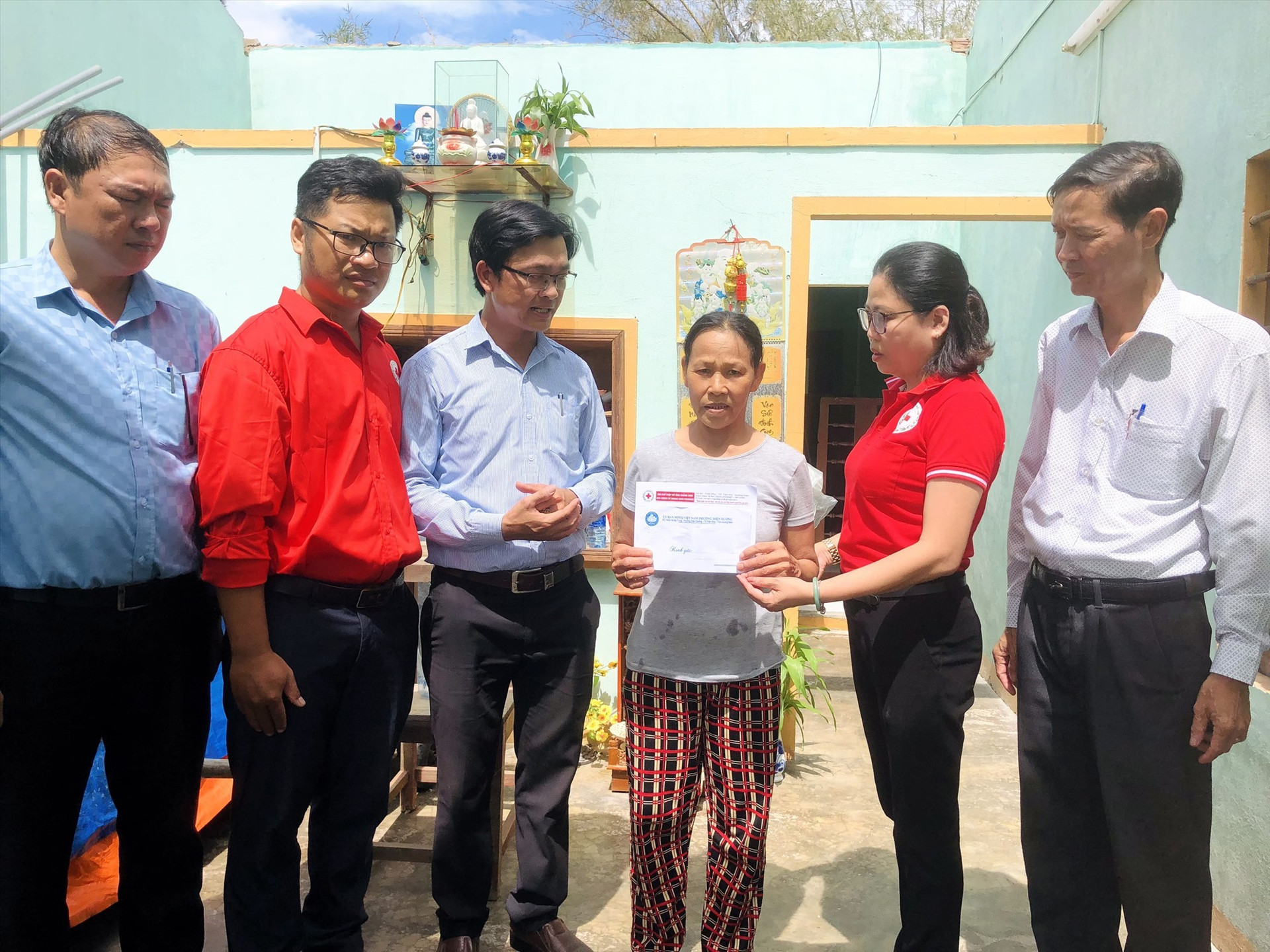 Hội Chữ thập đỏ tỉnh và các huyện Hội thăm hỏi, tặng quà các hộ gia đình bị thiệt hại nặng do bão số 4.