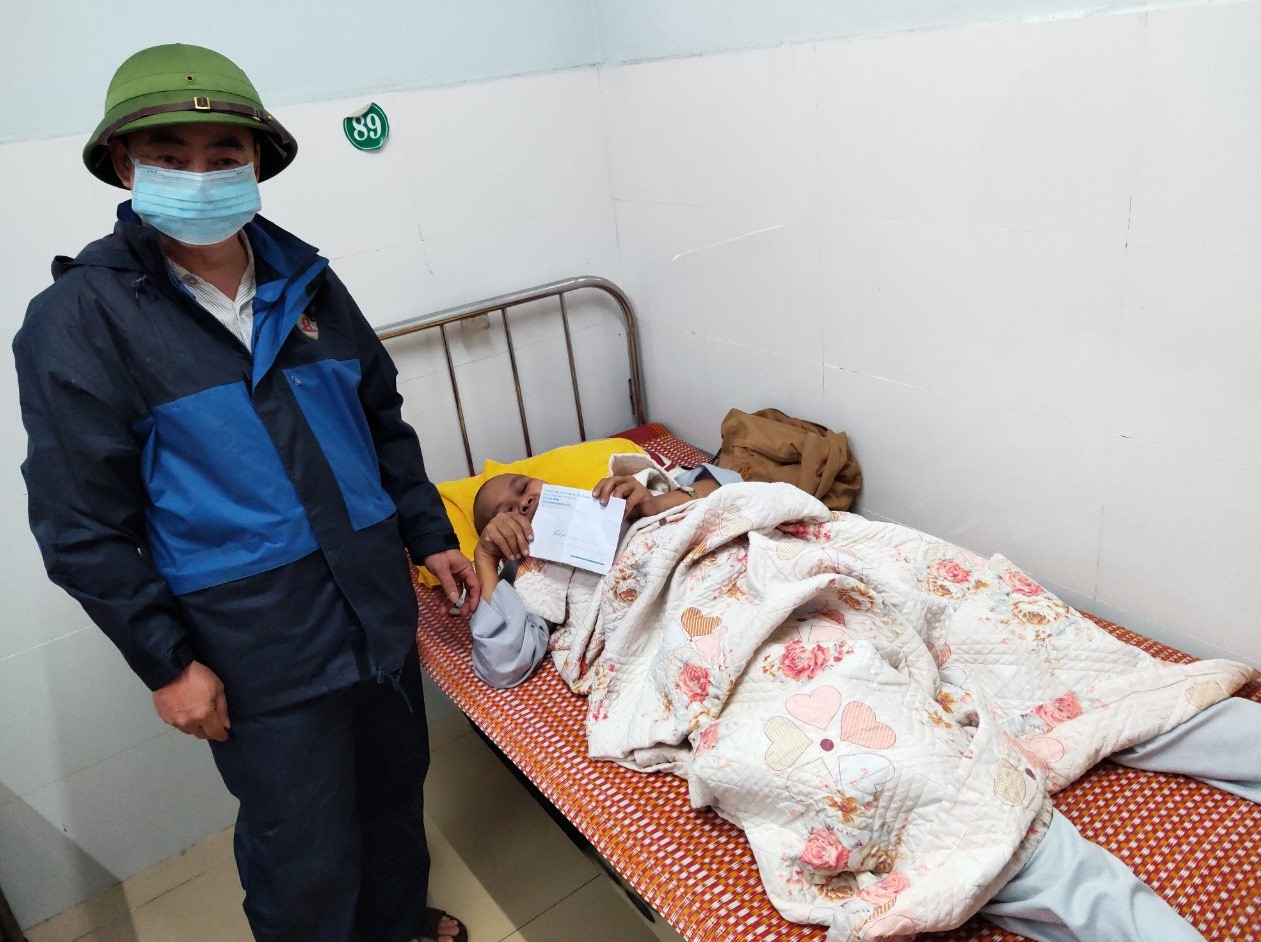 Lãnh đạo huyện Quế Sơn thăm, hỗ trợ tiền cho người bị thương do bão số 4