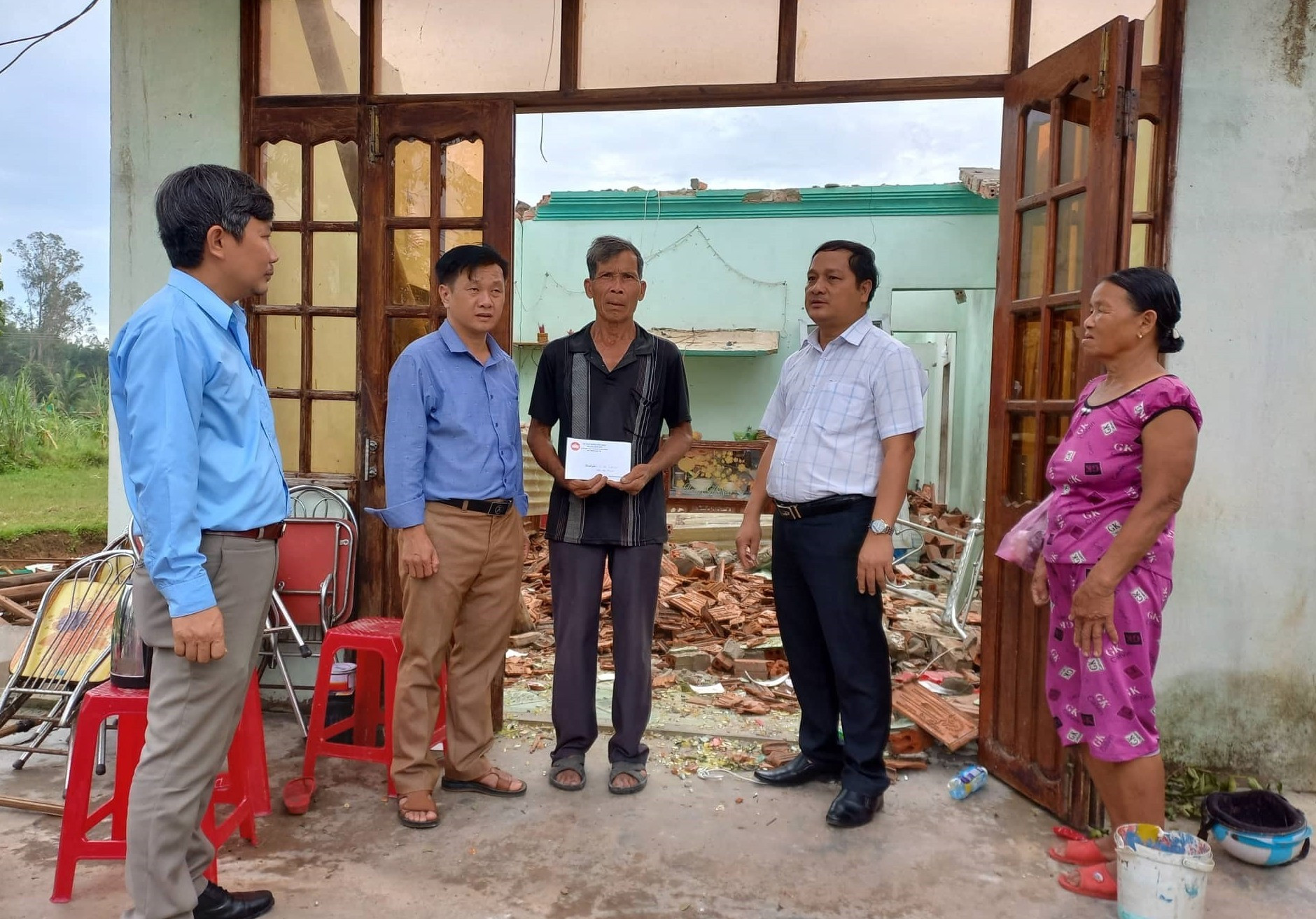 Lãnh đạo huyện Quế Sơn thăm, hỗ trợ 5 triệu đồng cho gia đình bà Nguyễn Thị Thính (thôn Phước Ninh, xã Quế Thuận) bị sập nhà do bão số 4. ảnh DT