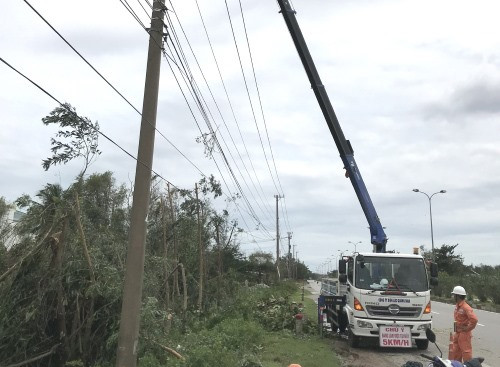 PC Quảng Nam cử lực lượng nhanh chóng kiểm tra, sửa chữa lưới điện bị hư hỏng