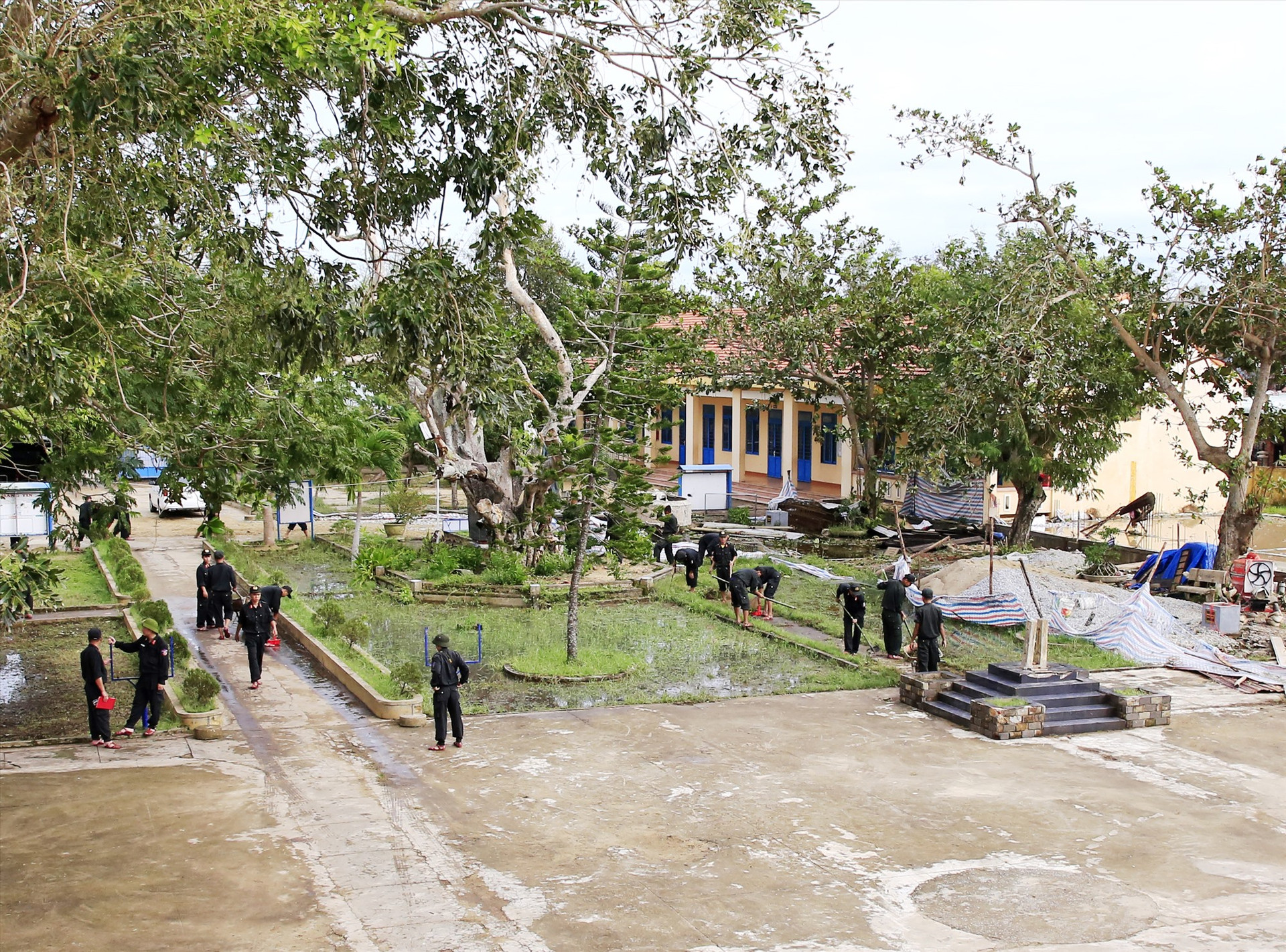 Cán bộ chiến sĩ Tiểu đoàn CSCĐ số 3 (Trung đoàn CSCĐ Trung Bộ) tham gia dọn dẹp hậu quả bão số 4 tại Thăng Bình. Ảnh: T.C