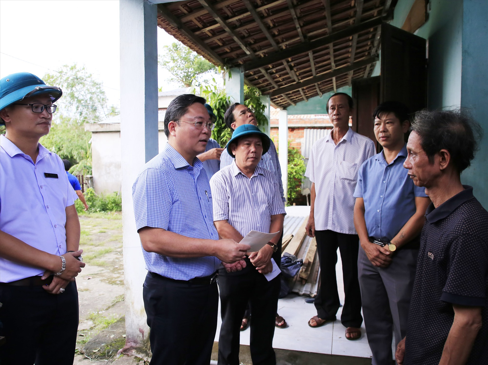 Chủ tịch UBND tỉnh Lê Trí Thanh thăm hỏi ông Nguyễn Đình Tùng (thôn Thanh Chiêm 2, xã Điện Phương), nhà bị tốc mái sau bão số 4. Ảnh: T.C
