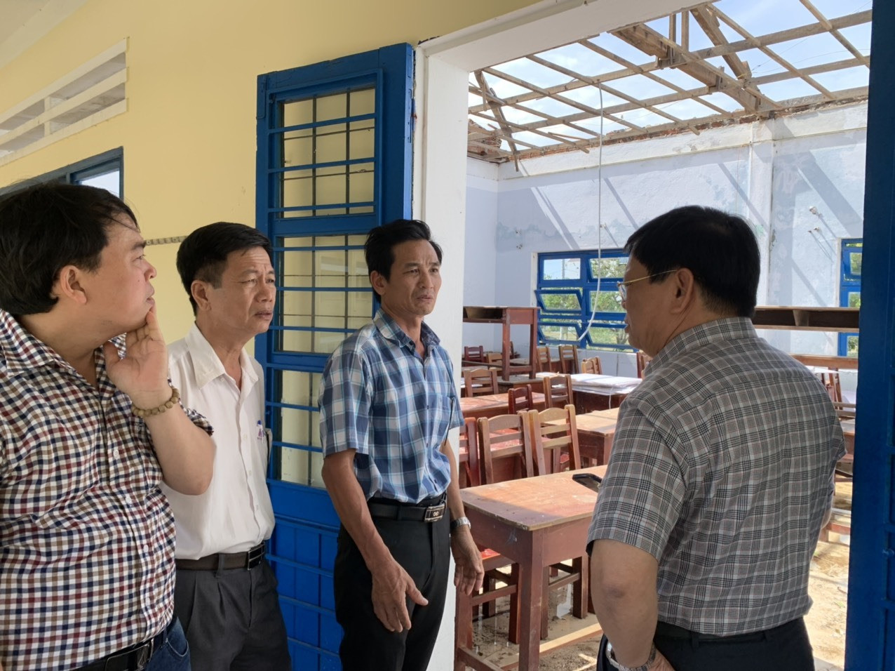 Giám đốc Sở GD-ĐT Thái Viết Tường kiểm tra công tác khắc phục hậu quả sau bão số 4 gây ra tại các  trường học trên địa bàn tỉnh. Ảnh: D.C
