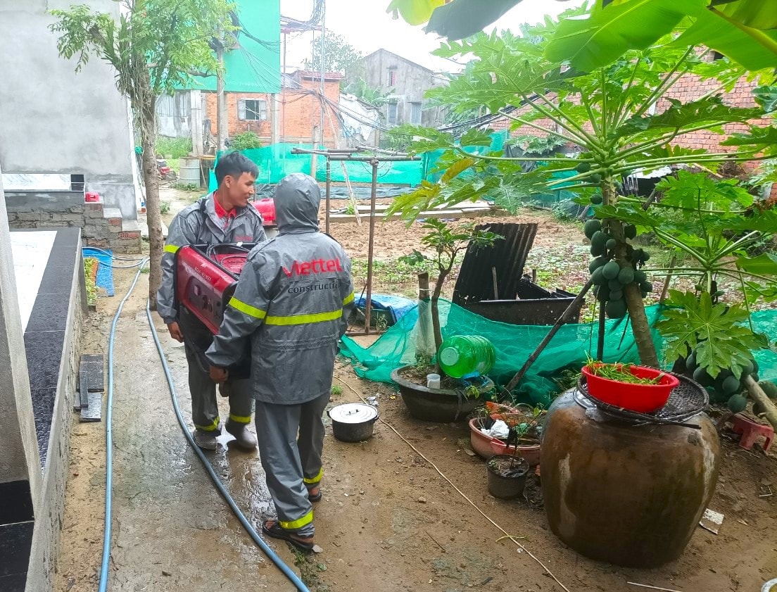 Nhân viên kỹ thuật Viettel Quảng Nam vận chuyển máy phát điện phục vụ trạm BTS trong thời gian điện lưới chưa được khắc phục. Ảnh: CTV