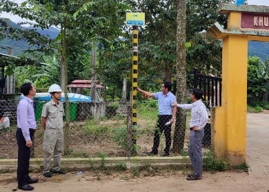 Thường trực Ban Chỉ huy phòng chống thiên tai và tìm kiếm cứu nạn huyện Đại Lộc cùng Công ty CP Thủy điện A Vương kiểm tra mốc báo lũ, phát thử Trạm loa cảnh báo xả tràn vùng hạ du nhà máy Thủy điện A Vương. Ảnh: P.V