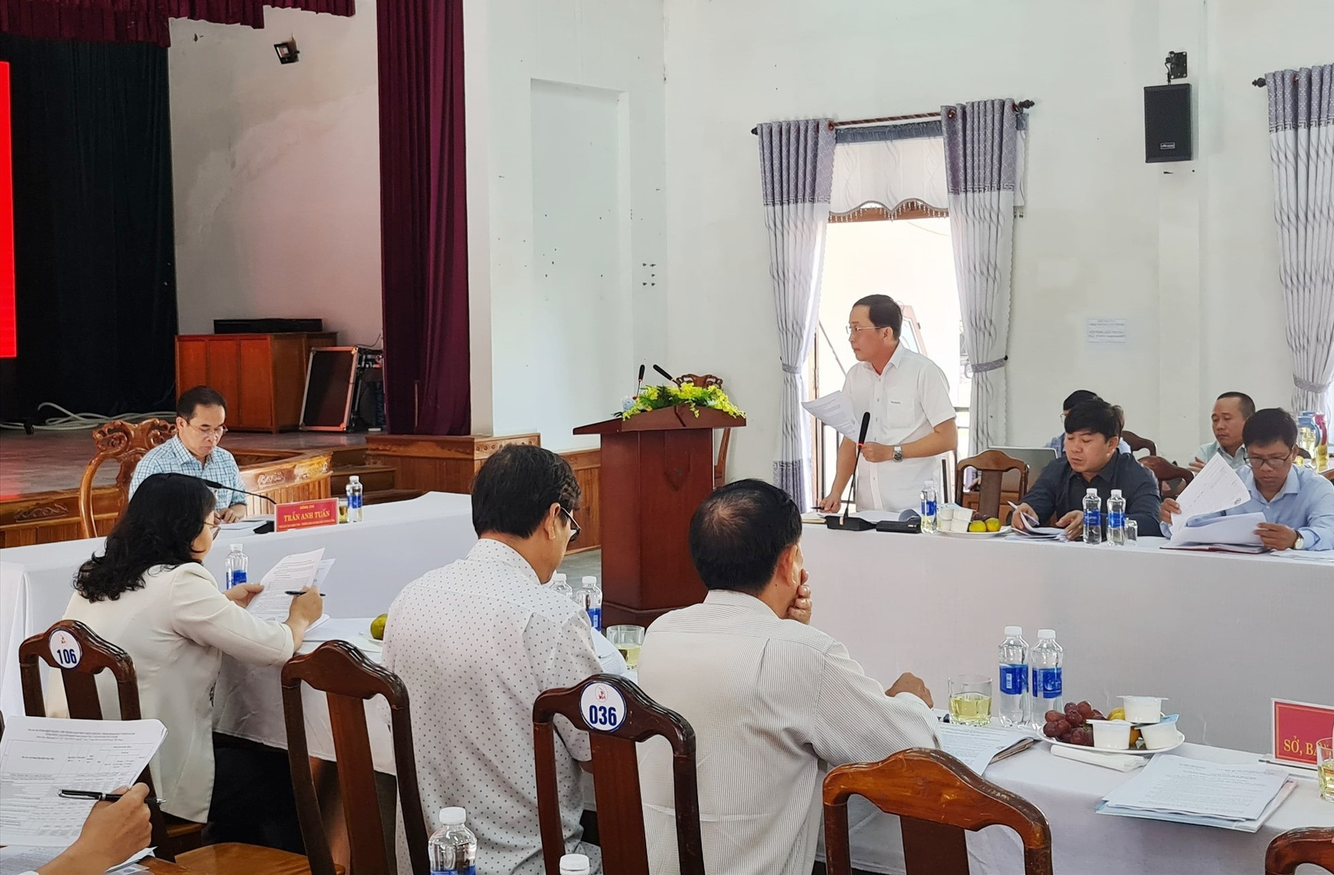 UBND huyện Tây Giang báo cáo tiến độ thực hiện các chương trình. Ảnh: D.L