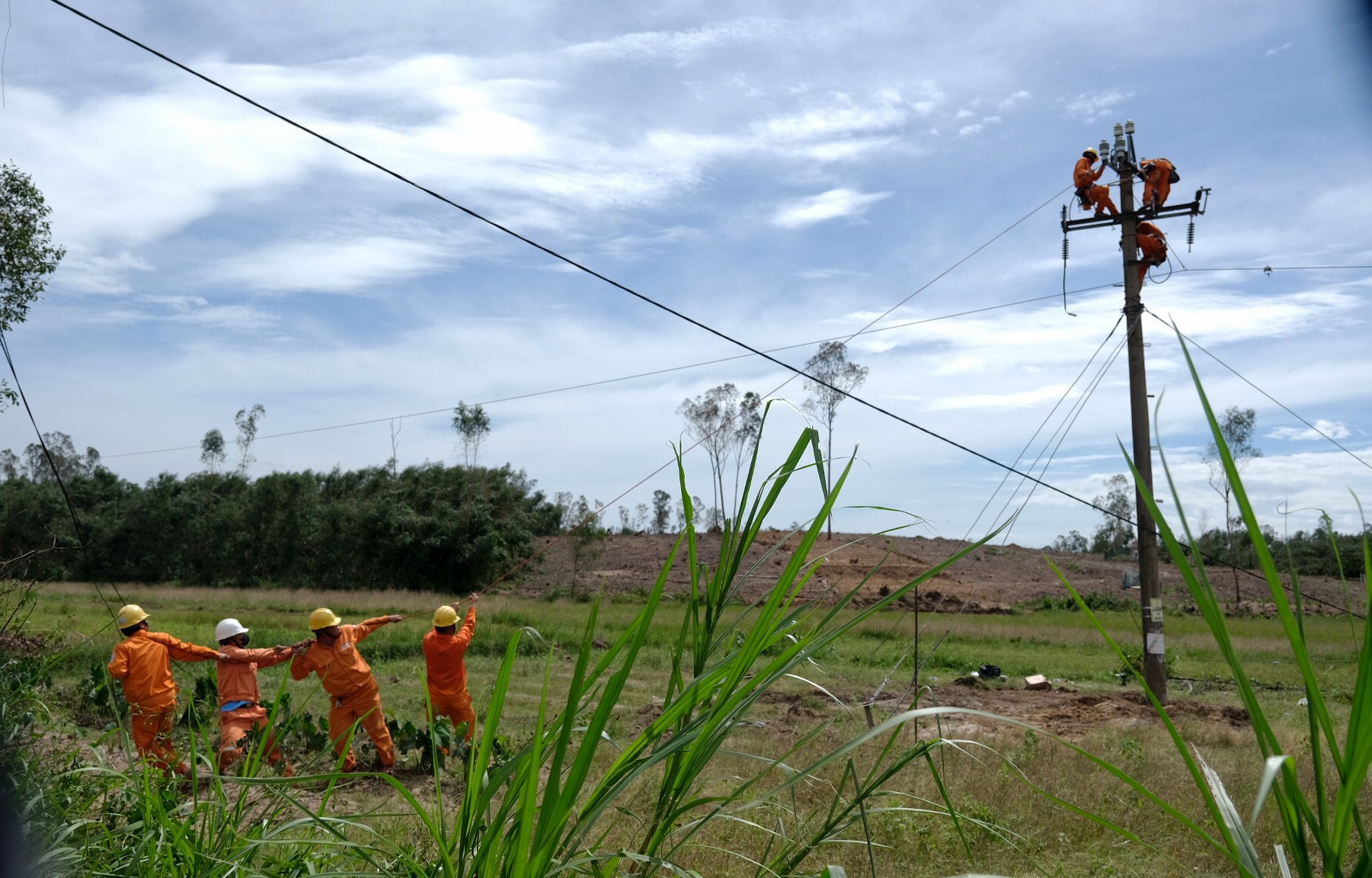 Công ty Điện lực Quảng Nam đã huy động tối đa nhân lực, phương tiện máy móc để phục vụ cho việc khôi phục lưới điện. Ảnh: P.C