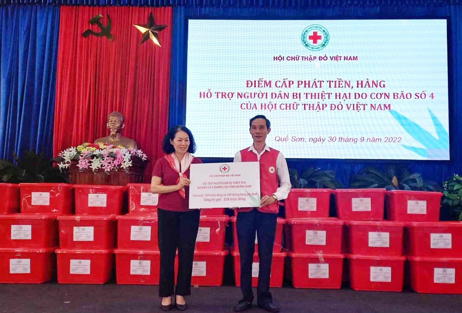 Bà Bùi Thị Hòa trao biểu trưng hỗ trợ người dân Quảng Nam bị thiệt hại do bão số 4 trị giá 320 triệu đồng. ảnh DT