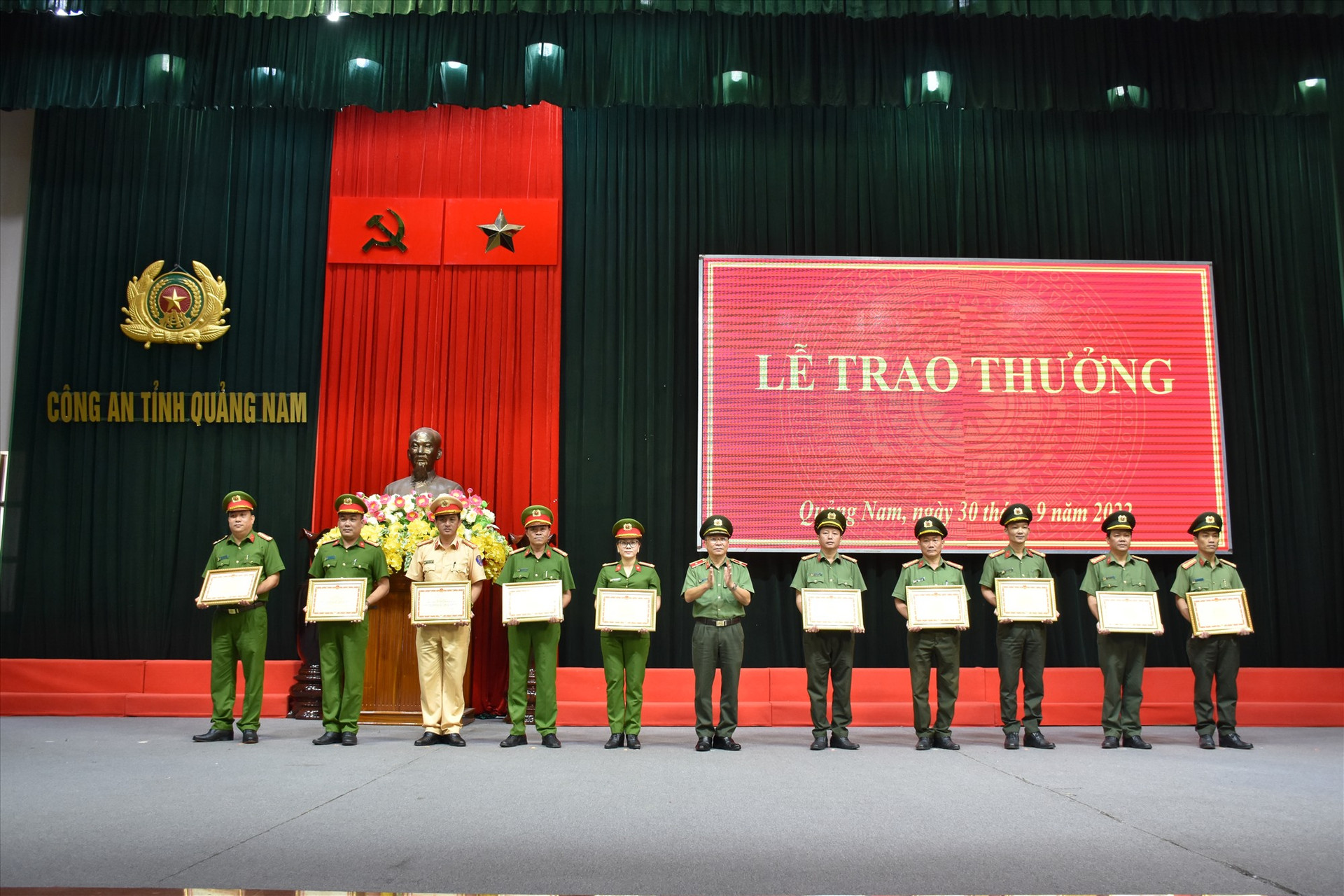 Thừa ủy quyền của Bộ trưởng Bộ Công an, Thiếu tướng Nguyễn Đức Dũng trao Bằng khen cho các tập thể có thành tích xuất sắc trong phong trào thi đua “Vì an ninh Tổ quốc” giai đoạn 2020 - 2021.