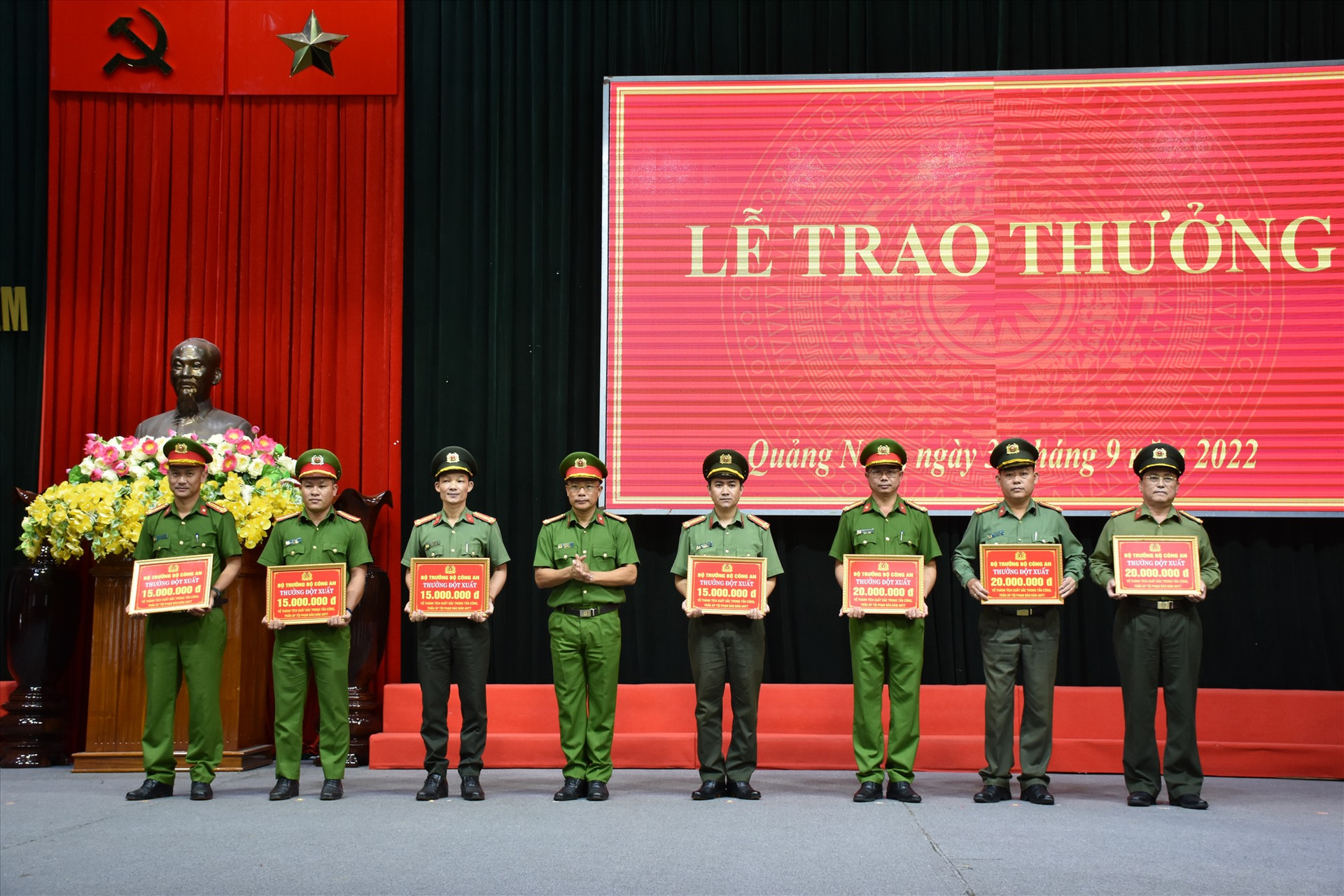 Thừa ủy quyền của Bộ trưởng Bộ Công an, Đại tá Nguyễn Hà Lai -Phó Giám đốc Công an tỉnh trao thưởng đột xuất cho các tập thể có thành tích xuất sắc. Ảnh: M.T
