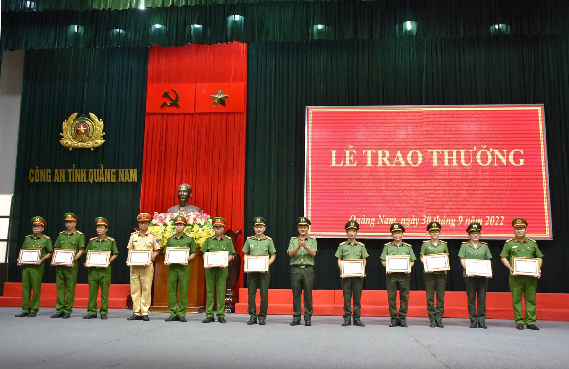 Đại tá Nguyễn Thành Long - Phó Giám đốc Công an tỉnh trao giấy khen của Giám đốc Công an tỉnh cho các tập thể có thành tích xuất sắc trên các mặt công tác. Ảnh: M.T