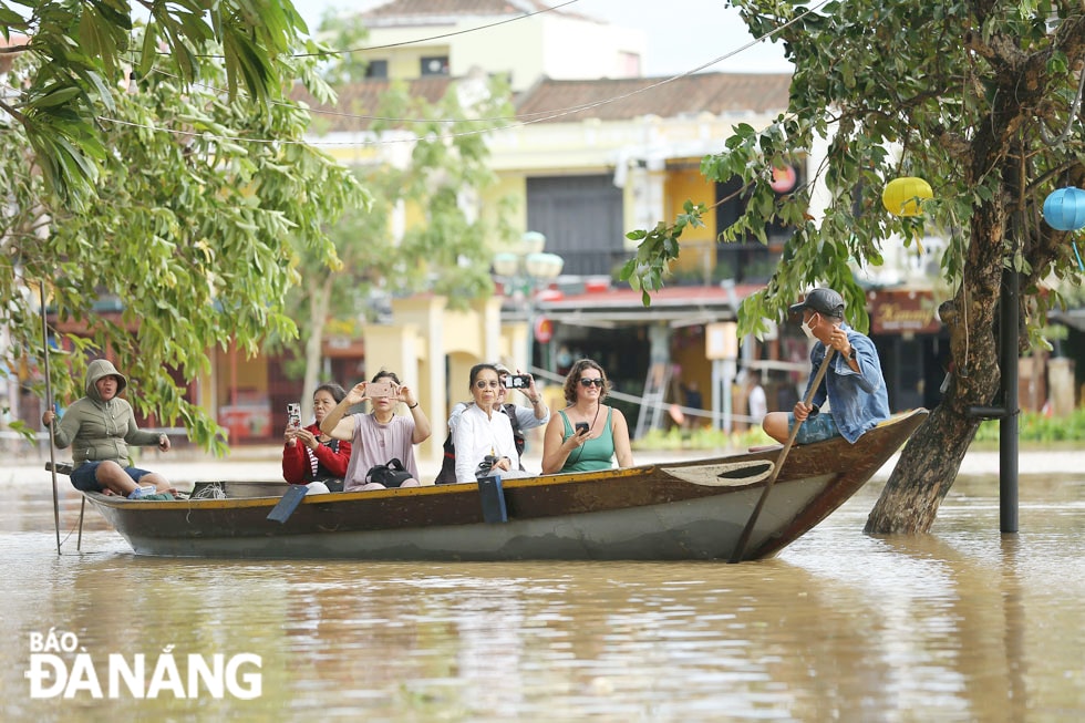 Du khách thuê thuyền dạo quanh phố.
