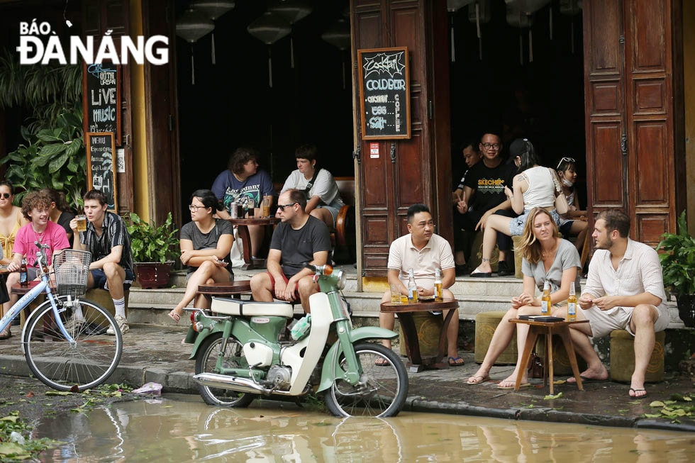 Các quán cà phê gần những tuyến đường ngập thu hút đông du khách nước ngoài.