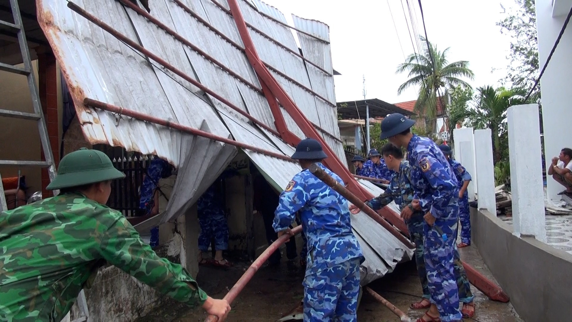 Chiến sĩ cảnh sát biển giúp dân xã Tam Quang (Núi Thành) dựng lại nhà bị sập mái. Ảnh: T.C