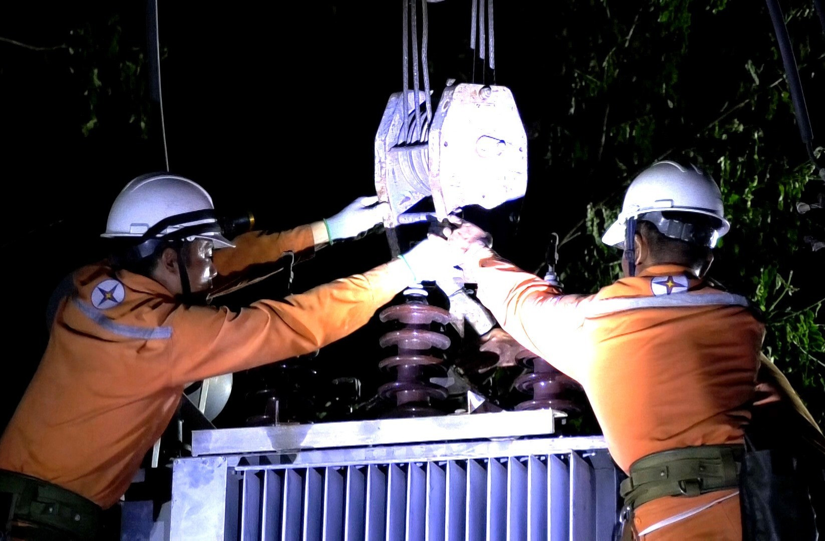 Công nhân ngành điện làm việc xuyên đêm, vượt địa hình gian khó để khôi phục cấp điện cho người dân.