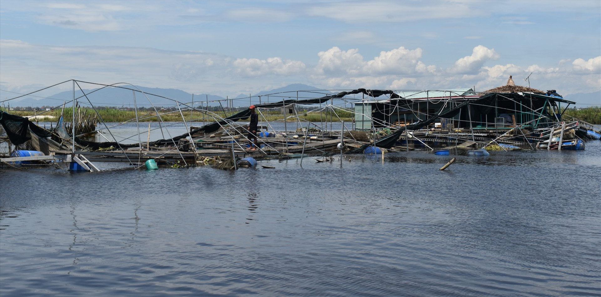 Bè nuôi cá của gia đình ông Báu bị cuốn trôi ra giữa sông Trường Giang, cách vị trí neo lúc ban đầu hơn 1km. Ảnh: N.Q